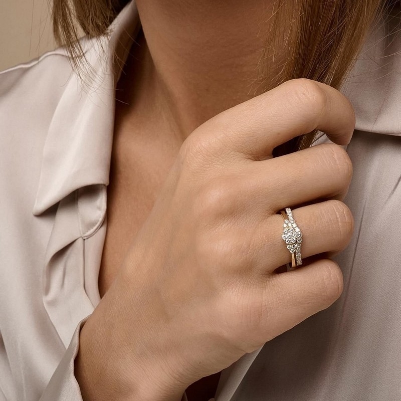 Combine alliancering i 14 karat guld med i alt 0,19 ct